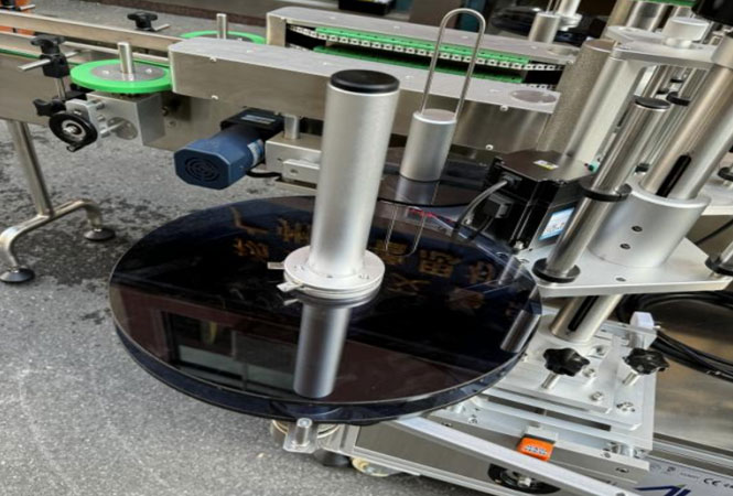 Double-Side Labeling Machine For Round & Flat Bottles