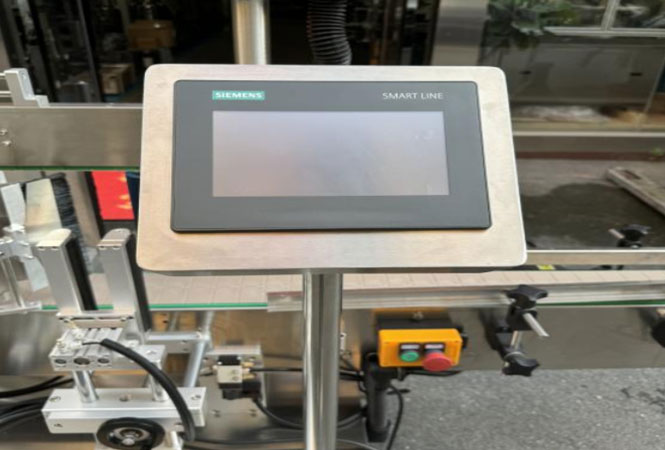 Double-Side Labeling Machine For Round & Flat Bottles