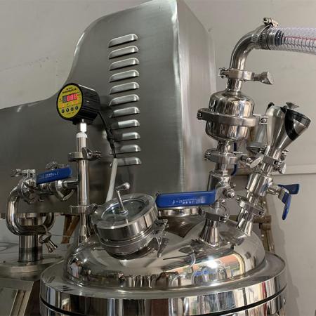 The lid of homogenizing mixer