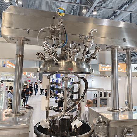 Dual hydraulic lifting homogenizing mixer