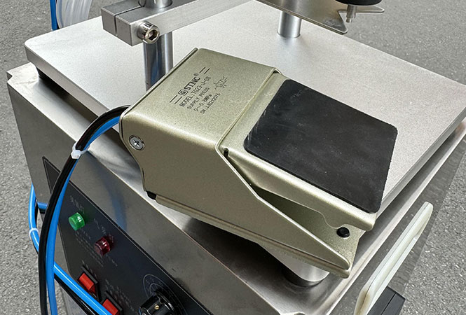 Single-head Pneumatic Perfume Filling Machine